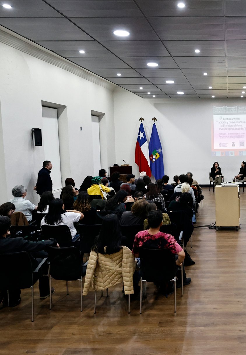 Público sentado en un auditorio durante una presentación.